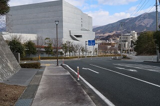 差込式木製デリネーター リアスホール駐車場