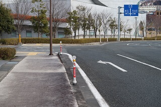 差込式木製デリネーター リアスホール駐車場