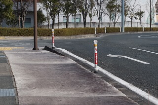 差込式木製デリネーター リアスホール駐車場