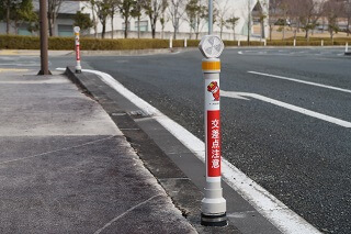 差込式木製デリネーター リアスホール駐車場